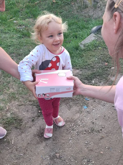 #rumänien #armutbekämpfen #sportschuhe #sportkleidung  #kinderhilfe 
HELLO KITTY 😻 Teil 1

Ihr Lieben,
Von unseren Freunden bei Charity-Cat haben wir eine riesen Menge Hello-Kitty Schuhe bekommen.
Unsere Helferlein haben alles sofort aufgeteilt und nach Rumänien und in die Türkei gebracht und dort verteilt.

😻 Schuhe von Größe 23 bis 36 für Mädchen. Was für ein Fest. 🥳
Mela war mit ihren Freunden in insgesamt 5 (!) Roma-Siedlungen und konnte dort die Kids Glücklich machen. 
Mela schreibt (nach Tagen der harten Arbeit!):

„ Diese glücklichen Augen … kann man nicht beschreiben.
Viele Mädchen waren Barfuß oder hatten kaputte Schuhe, mit denen sie auch in die Schule gehen.
Man kann sich gut vorstellen, dass sich die Kinder dafür auch schämen.😞
Aber jetzt haben alle Mädchen in 5 Dörfern (!), dank euch, neue Schuhe!
Danke  @frankenkonvoi , danke @tomgeisbuesch und danke Ingrid , dass ihr das alles möglich macht 🙏🩷“

Machst du auch mit bei den Transportkosten und hilfst uns damit, diese Arbeit zu stemmen?

IBAN: DE 36 7625 0000 0040 8462 89
BIC: BYLADEM1SFU
Sparkasse Fürth 

ODER:
paypal.me/frankenkonvoi