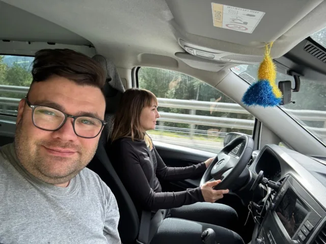 #italien #menscheninnot #hilfsgütertransport #obdachlosigkeitbekämpfen #frankenkonvoi 

🚐 Unser Team ist wohl behalten zurück von einem erfolgreichen Trip nach Triest/Norditalien.
@kanelbullekatt und Didi konnten eine Menge Hilfsgüter bei unseren Partnern vor Ort abgeben, genau nach vorher ermitteltem Bedarf und Menge.

💪 Dabei hatten wir 3 große Kartons mit Verbandsmaterial, Pakete mit Sportkleidung  und Schuhe unserer Freunde von Charity-Cat für 60 Personen und in Fürth zugekaufte Lebensmittel-Pakete mit Grundnahrungsmitteln.

🙏 Wieder eine wichtige Aktion um Menschen in Not zu unterstützen.
Die Fahrtkosten und die Kosten für die Lebensmitteleinkäufe wollen noch gewuppt werden!

Hilfst du mit? 🩷

Frankenkonvoi Spendenkonto:

IBAN: DE 36 7625 0000 0040 8462 89
ODER:
paypal.me/frankenkonvoi