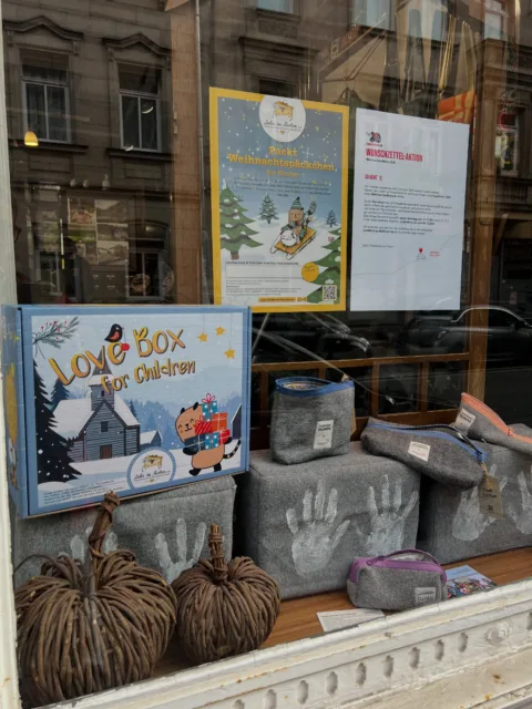 #frankenkonvoi #conceptstore #wunschzettel #liebeimkarton #ofen 

🩷Unsere Wunschzettel-Aktion für Bewohnerinnen des @frauenhaus.fuerth.e.v , die wir letzte Woche gestartet hatten, läuft hervorragend. Nur noch 7 Wünsche wollen erfüllt werden. Also kommt vorbei und macht den Bewohnerinnen unserer Heimatstadt @stadtfuerth eine Freude zu Weihnachten 🎄.

🩷Ausserdem startet heute unsere Aktion „Liebe im Karton“. Ihr könnt bei uns die Leerkartons abholen und sie dann bis zum 14.11. mit viel Liebe füllen. Dieses Jahr gehen die Kartons zu Kindern in Rumänien 🇷🇴 📦.

Der Kachelofen läuft 🔥, das Kanapee steht bereit 🛋️ und @tomgeisbuesch und Paula 🐕 freuen sich auf euch.
Ein kuscheliges Ambiente - genau das Richtige bei diesem Herbstwetter 🍁
Leckerer, arabischer Mokka mit Kardamom ☕️, libanesischer Schwarztee🧋und kalte Getränke 🥤sind am Start.