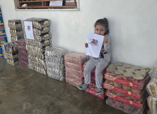 #teemitextrazucker #syrien #hungerbekämpfen #lebensmittel
Spendenaufruf unten! 🙏
Ihr Lieben,
Die Oktober-Verteilung von Grundnahrungsmittel an Bedürftige in Syrien ist erledigt.
Unsere tollen Helfer haben alle Pakete unter Aufsicht der Kleinen ordentlich gepackt und verteilt 🩷
Unser Projektleiter @maher_mousa_ hat die Fotos an @tomgeisbuesch geschickt und so können wir euch her alles zeigen ❤️
Zum Glück sind die meisten kriegerischen Handlungen vorbei und das Land versucht langsam wieder zur Normalität zu finden.
Jedoch leben laut UN-Zahlen in Syrien rund 80% der Bevölkerung unter der Armutsgrenze. Genau hier ist unser Ansatz.
Jeden Monat verteilen wir Lebensmittel-Pakete an besonders Bedürftige Familien.
Unser Budget hierfür beläuft sich auf 1.000 € / monatlich.
Gerade in diesen Zeiten, wo Spenden eher rar gesät sind, danken wir allen Menschen die uns weiter Unterstützen.
Hier kannst auch du Helfen und mit uns die Not ein wenig mildern 🙏
Frankenkonvoi Spendenkonto:
IBAN: DE 36 7625 0000 0040 8462 89
BIC: BYLADEM1SFU
Sparkasse Fürth
ODER:
paypal.me/frankenkonvoi